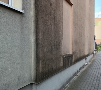 Czyszczenie bardzo brudnej elewacji tynkowej
